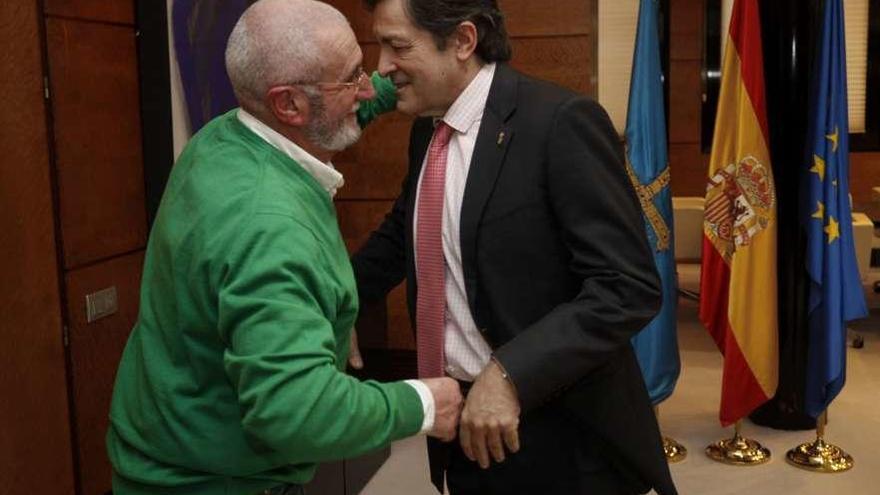 El alcalde de Caso abraza al presidente del Principado, ayer, en Oviedo.