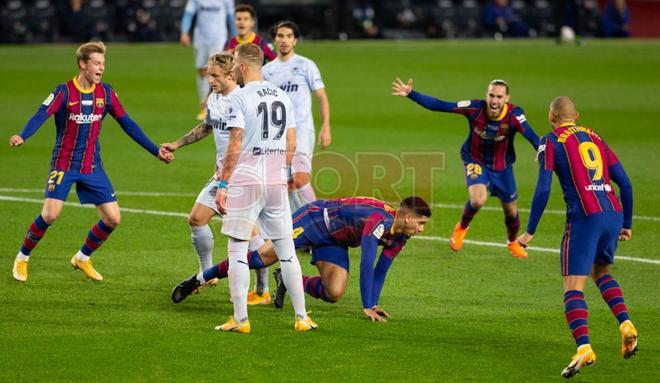 Las imágenes del partido entre el FC Barcelona y el Valencia de la jornada 14 de LaLiga Santander disputado en el Camp Nou.