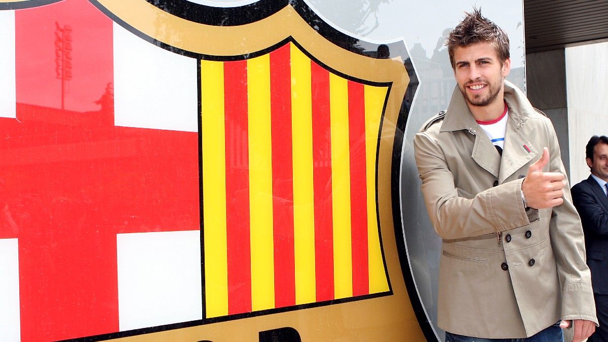 Piqué posa junto al escudo