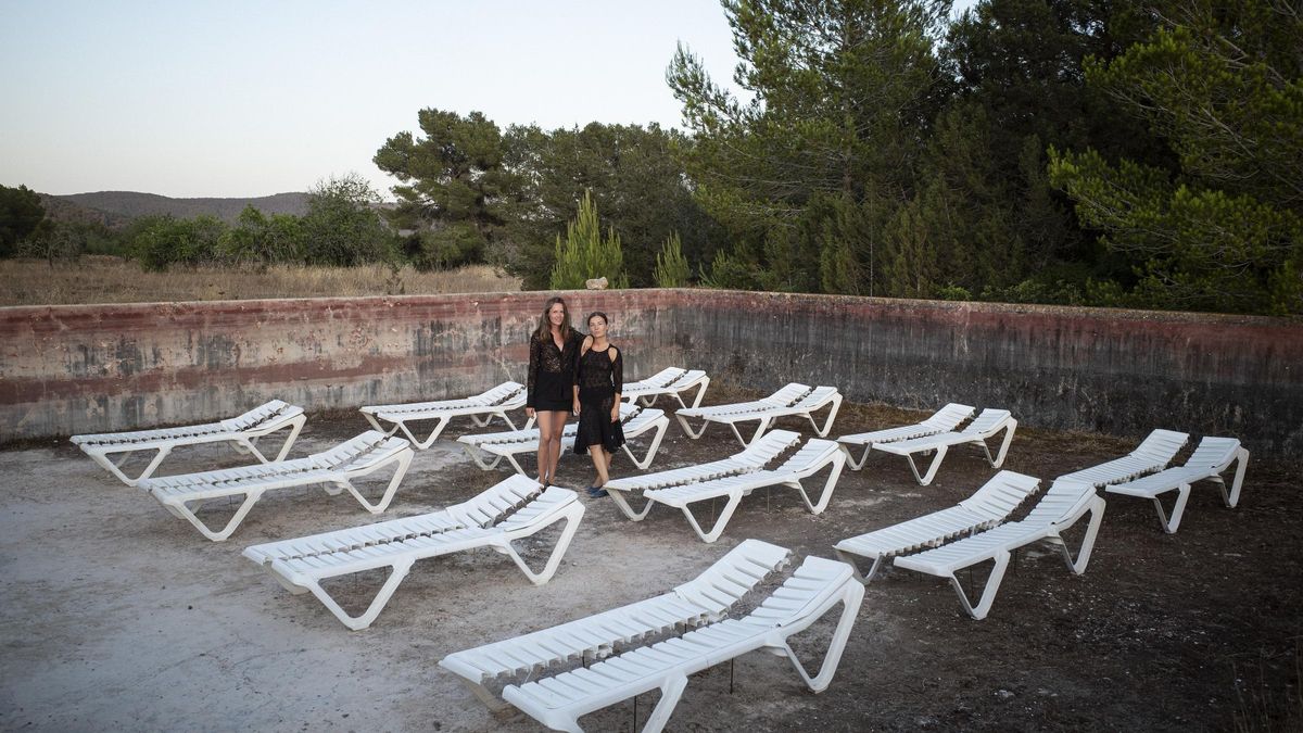 La artista Lena Marie Emrich y la fundadora de SAFA, Iva Fischer Cvjetković, con la instalación ‘50:50’.