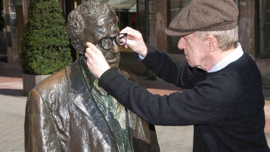 Woody Allen coloca las gafas a su estatua en Oviedo.