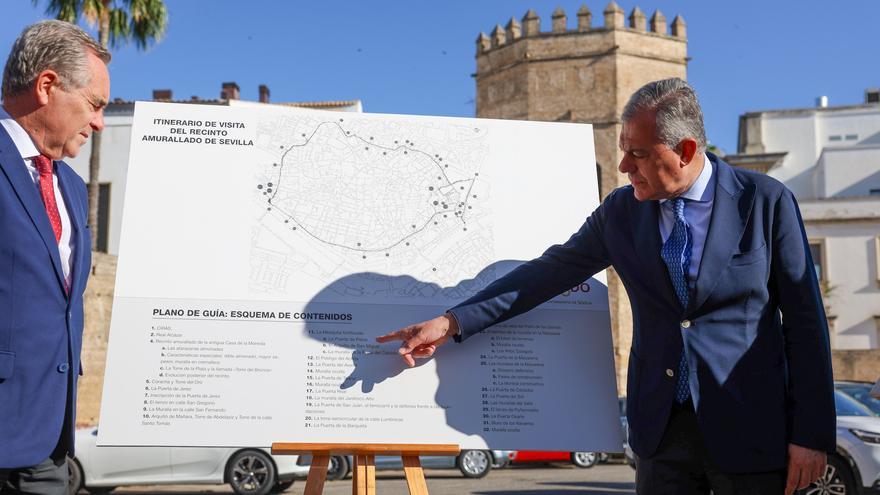 El alcalde de Sevilla muestra los detalles del proyecto, junto a Juan Bueno, con la Torre de la Plata al fondo