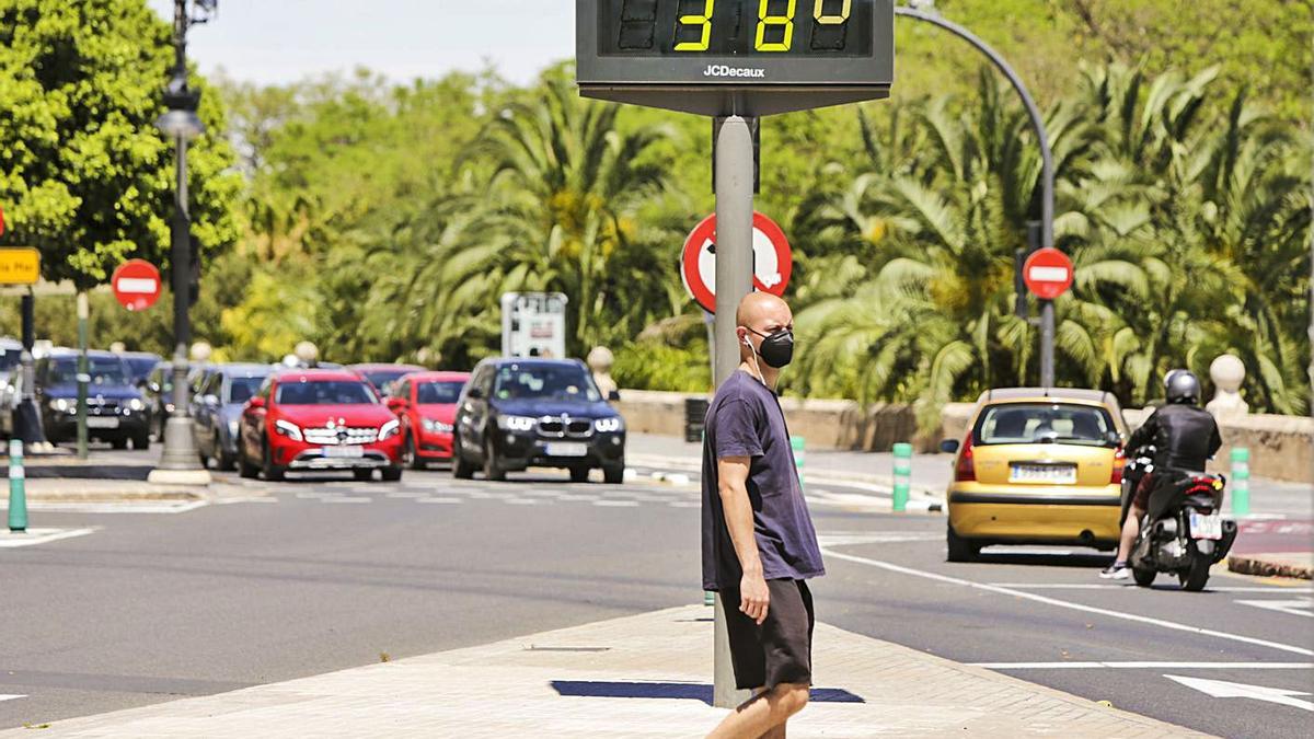 Algunos termómetros callejeros de València se acercaron a los 40 grados. | EDUARDO RIPOLL