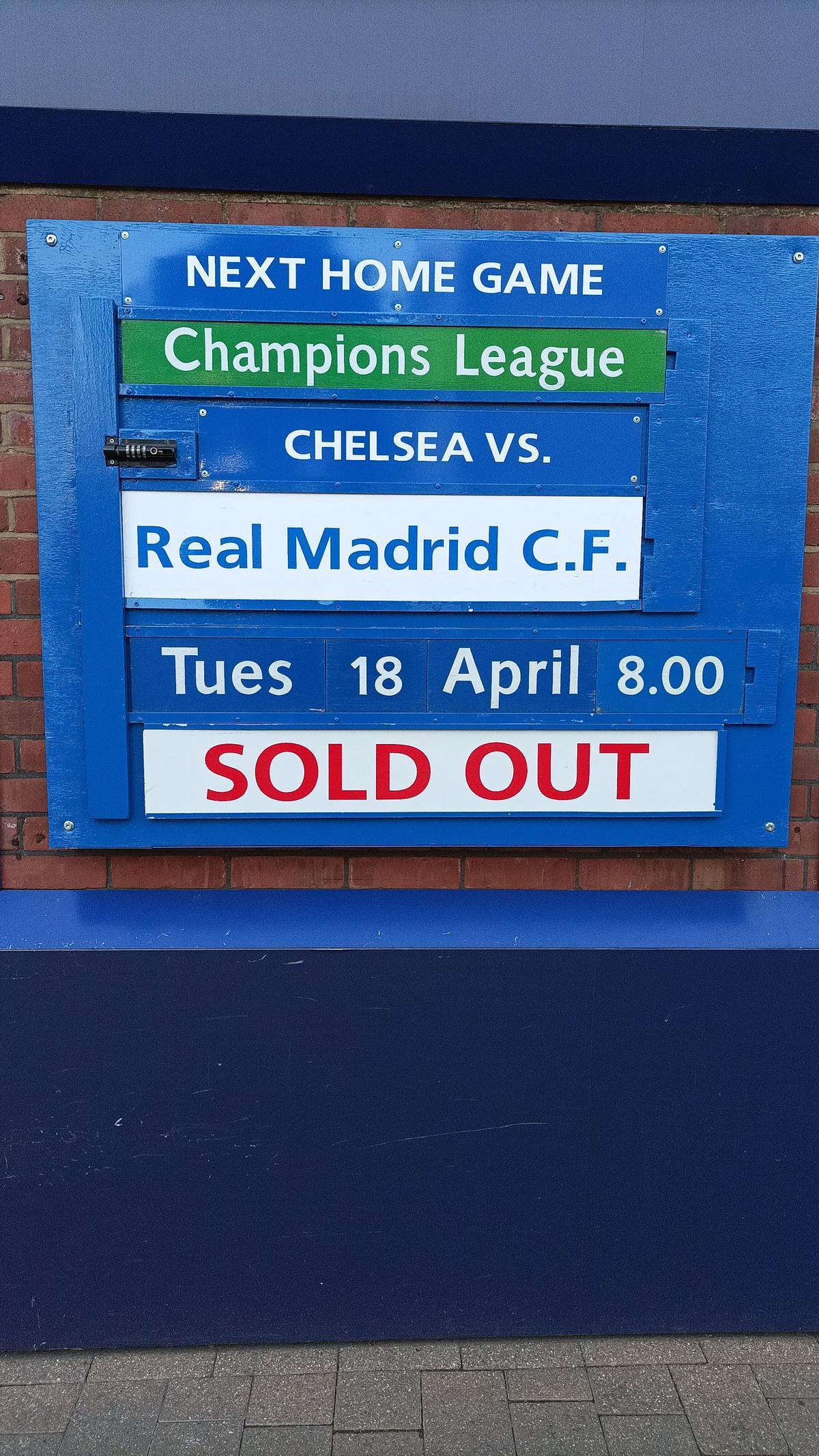 El tablero de anuncios del estadio de Stamford Bridge en Londres. 