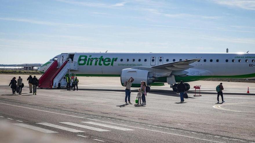 La nueva ruta Badajoz-Tenerife despega con 38 pasajeros: "Por fin nos ahorramos el desplazamiento hasta Sevilla"