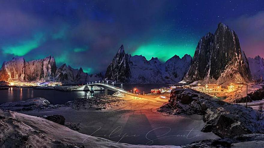 “The Hamnoy Bridge” (Noruega). En su último viaje a Noruega junto a los fotógrafos Julio Castro, Ignacio Municio y Carlos Fornos sacó una imagen del puente situado en las islas de Loften. | FELIPE SOUTO