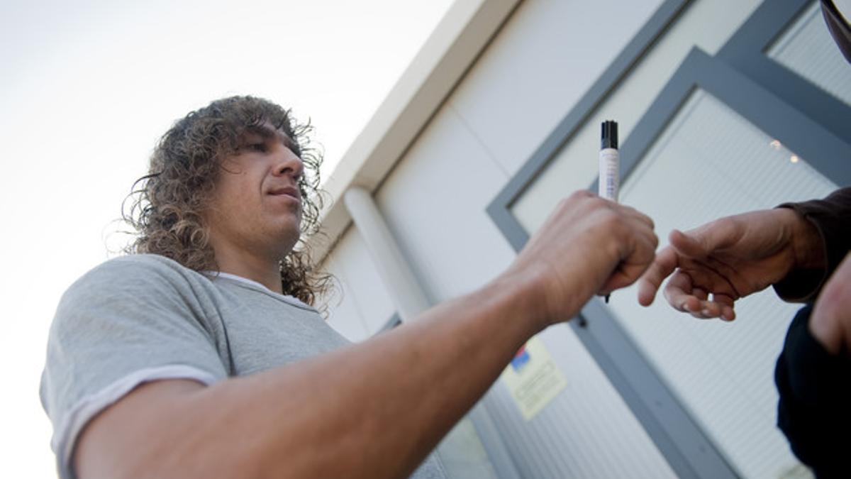 Puyol firma autógrafos en la Ciutat Esportiva.