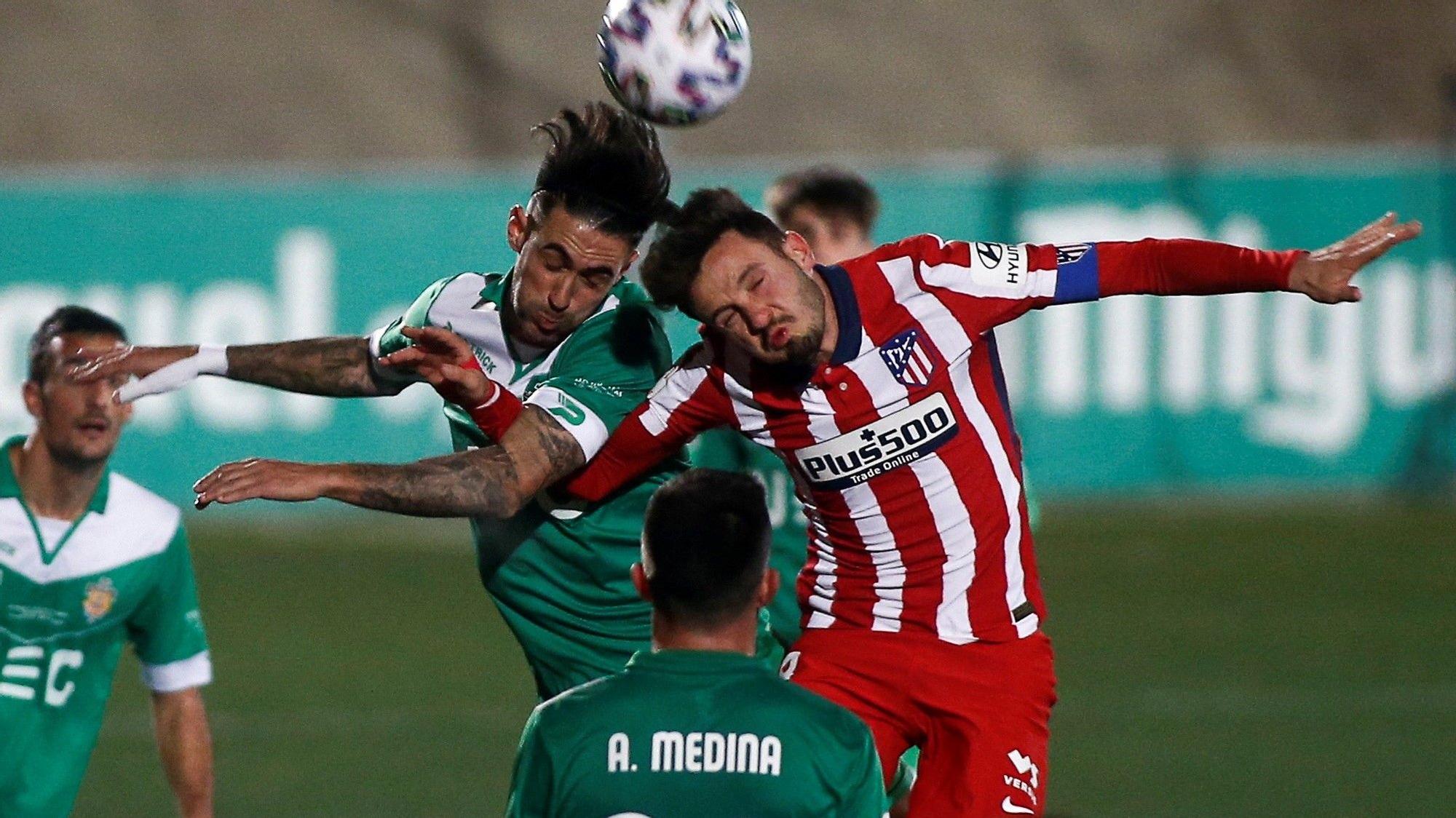 Estellés y Saúl pugnan por un balón en Cornellà.