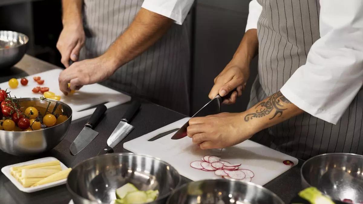 Chef trabajando juntos en una cocina profesional