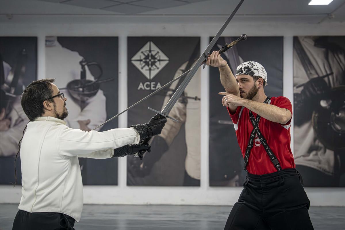 Barcelona, 02/02/2026 Barcelona. Para el Barceloneando: Esgrima medieval. Duo Bellum es una de las salas de la Associació Catalana d’Esgrima Antiga. Enseñan a batirse en duelo con rigor histórico. Vamos a una clase de iniciación de espada larga, aprovechando el tirón en HBO del nuevo spin off de 'Juego de tronos', 'El Caballero de los Siete Reinos'.   AUTOR: MANU MITRU