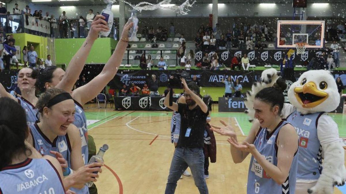 Uxía, regada, con Chiño detrás. | ALBA VILLAR