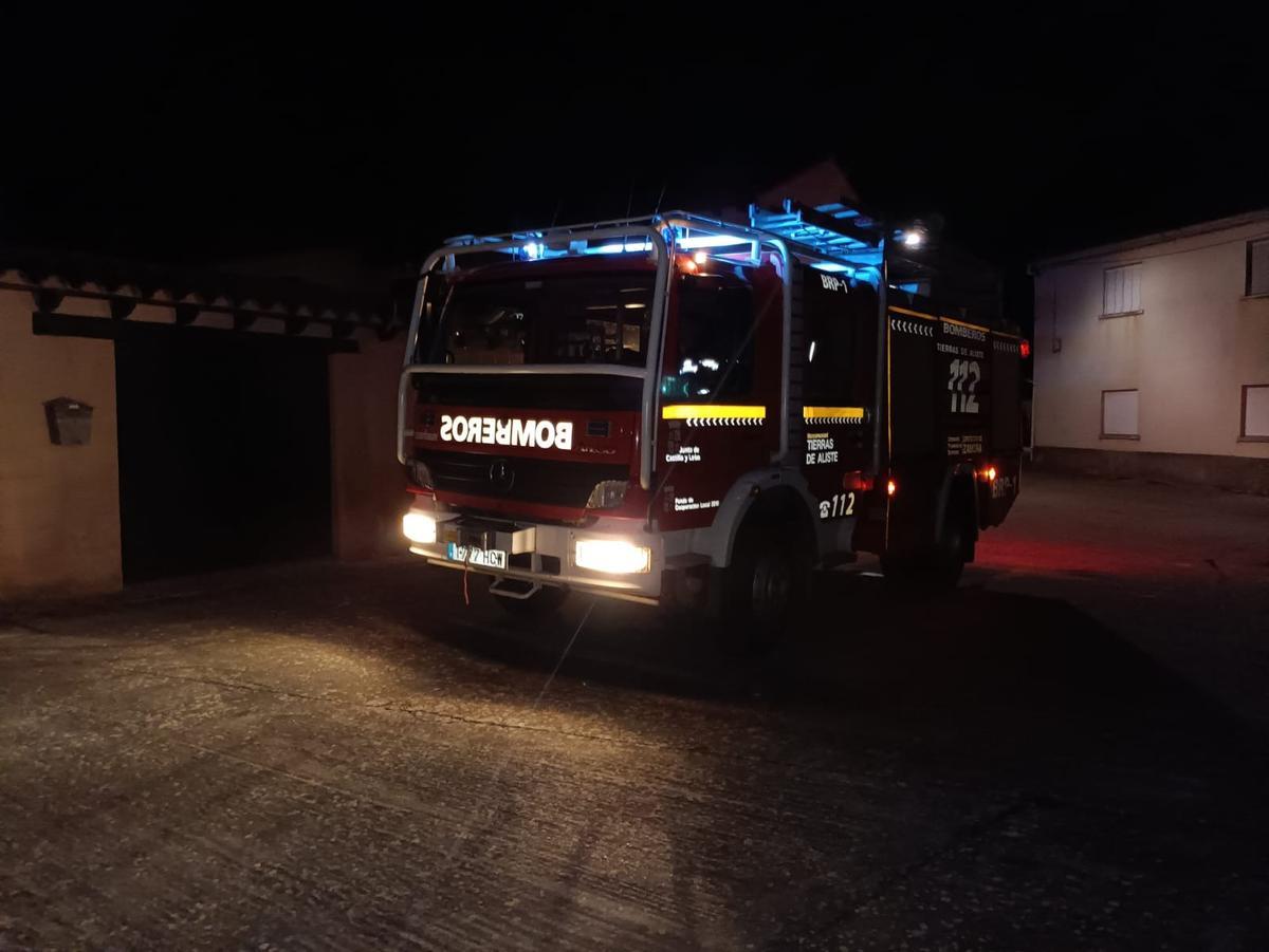 Los Bomberos durante la intervención en Molezuelas de la Carballeda.