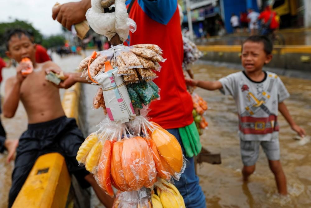 Al menos 16 muertos por las inundaciones en Indonesia