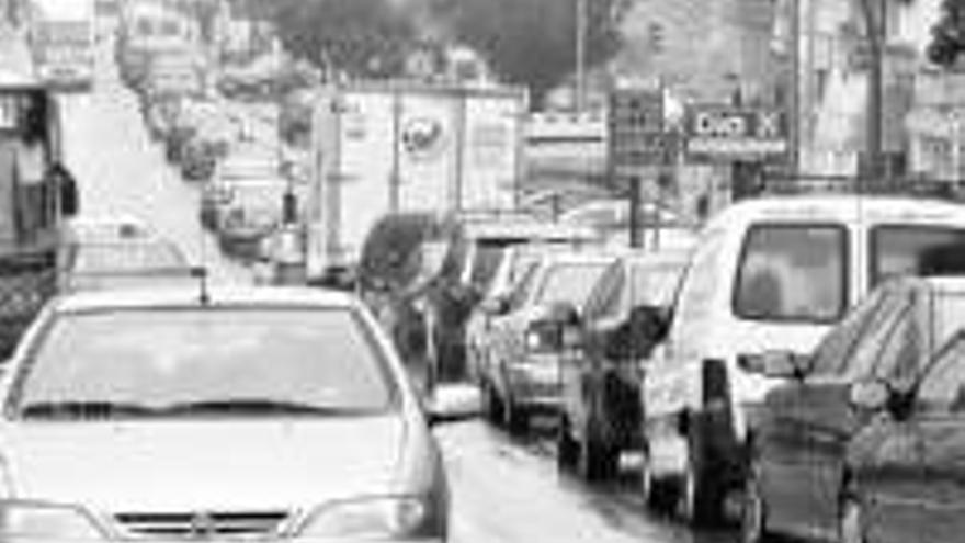 Quejas por los atascos de hasta una hora en la antigua travesía