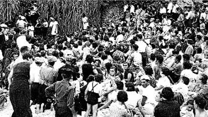 Sessió a la platja organitzada per la CNT, la FAI i les Joventuts Llibertàries. A la dreta, el carrer Major de Salt el primer dia de la Guerra Civil (18/7/36).