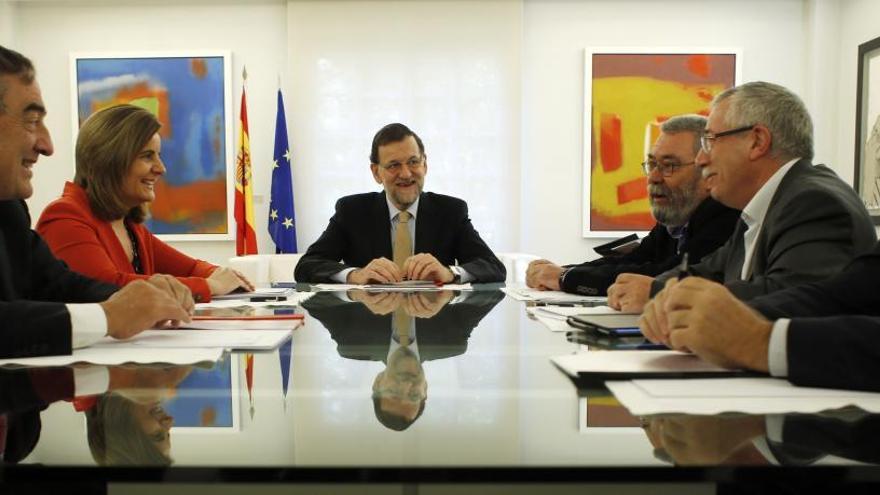 Imagen de la reunión de 2013 entre Rajoy los agentes sociales.