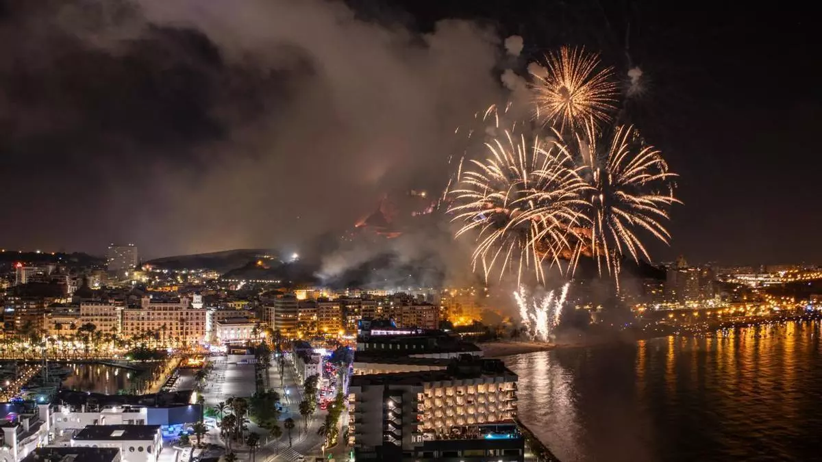 Hermanos Ferrández enciende un Postiguet abarrotado para ver los fuegos artificiales