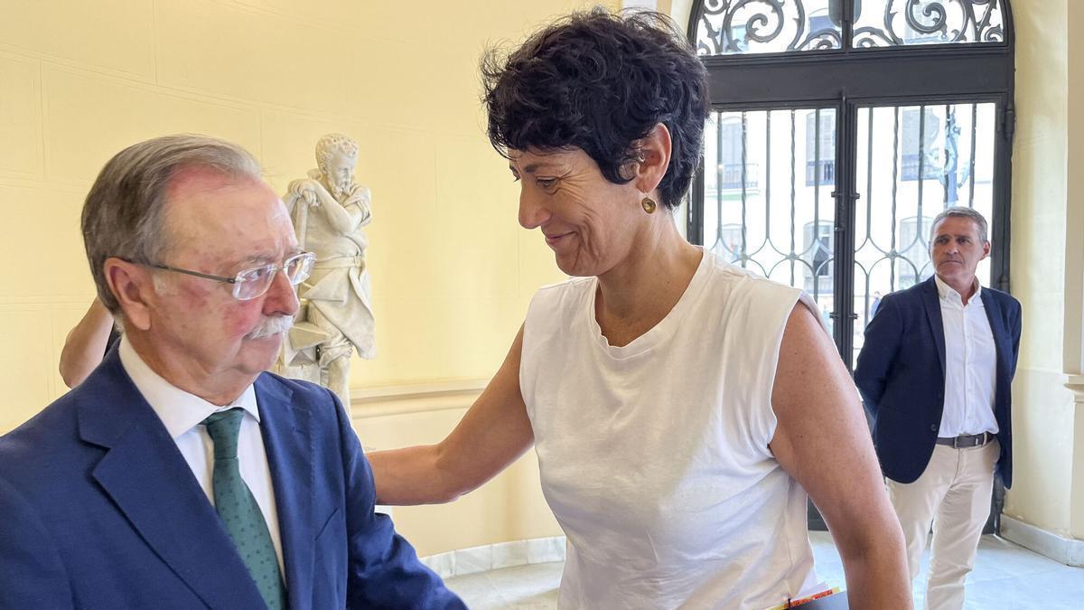 ELMA SAIZ CEUTA | Pitidos e insultos para Elma Saiz a su llegada a Ceuta