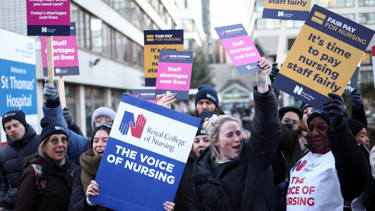 Protesta de enfermeras del sistema de salud público del Reino Unido (NHS, por sus siglas en inglés), frente al Hospital St. Thomas de Londres. Reclaman recibir un salario digno acorde con el trabajo que realizan.