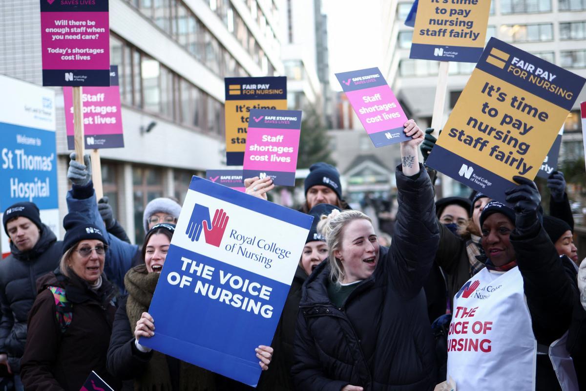 Protesta de enfermeras del sistema de salud público del Reino Unido (NHS, por sus siglas en inglés), frente al Hospital St. Thomas de Londres. Reclaman recibir un salario digno acorde con el trabajo que realizan.