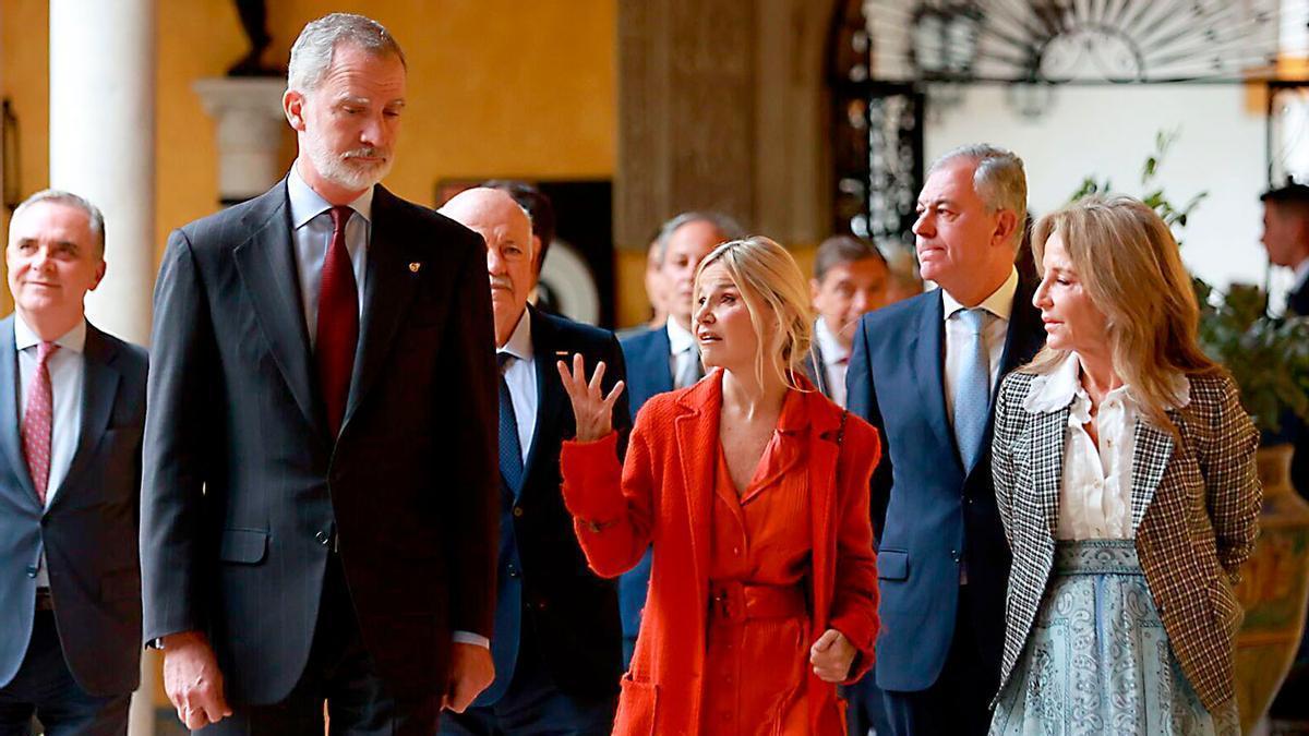 Felipe VI logra reunir a los hijos de la duquesa de Alba en la inauguración en Sevilla de la exposición 'Cayetana. Grande de España'
