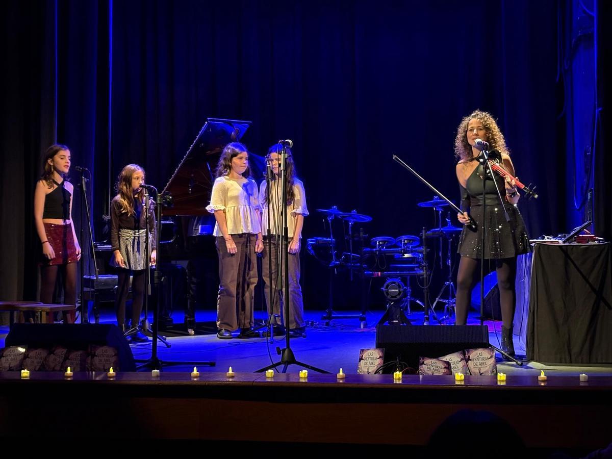A la derecha, Belinda Álvarez en la presentación del libro "Las aventuras de Abel" en el teatro Toreno cangués el pasado mes de diciembre.