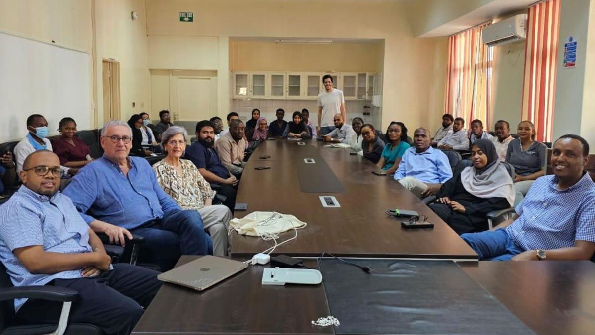 Médicos y profesionales murcianos junto a responsables del Hospital de Mombasa.