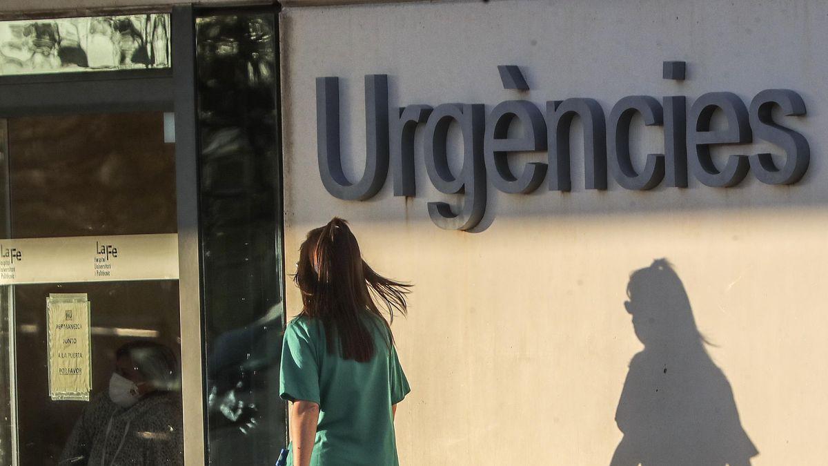 Una profesional sanitaria camina a las puertas de un hospital de la Comunitat Valenciana, en una foto de archivo