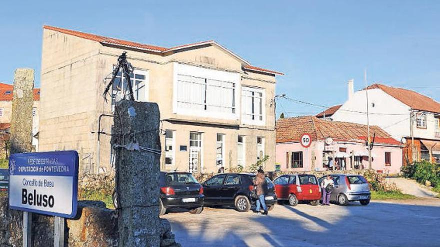 Aparcamiento situado frente a la Casa do Pobo de Beluso.  // G. Núñez