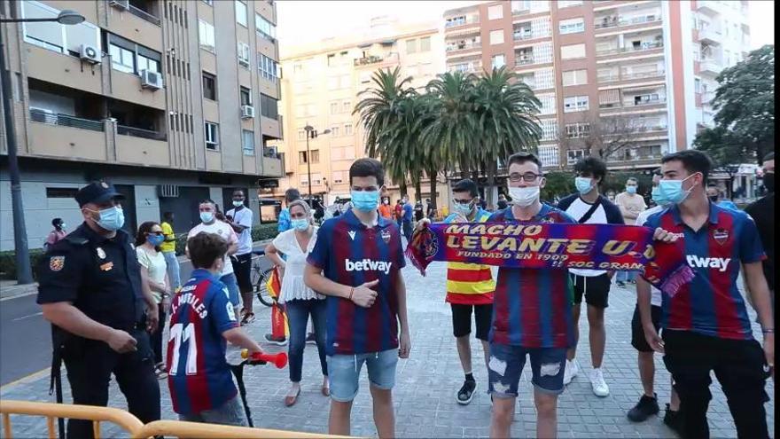 Ambiente en Mestalla ante el derbi entre el Valencia CF y el Levante UD