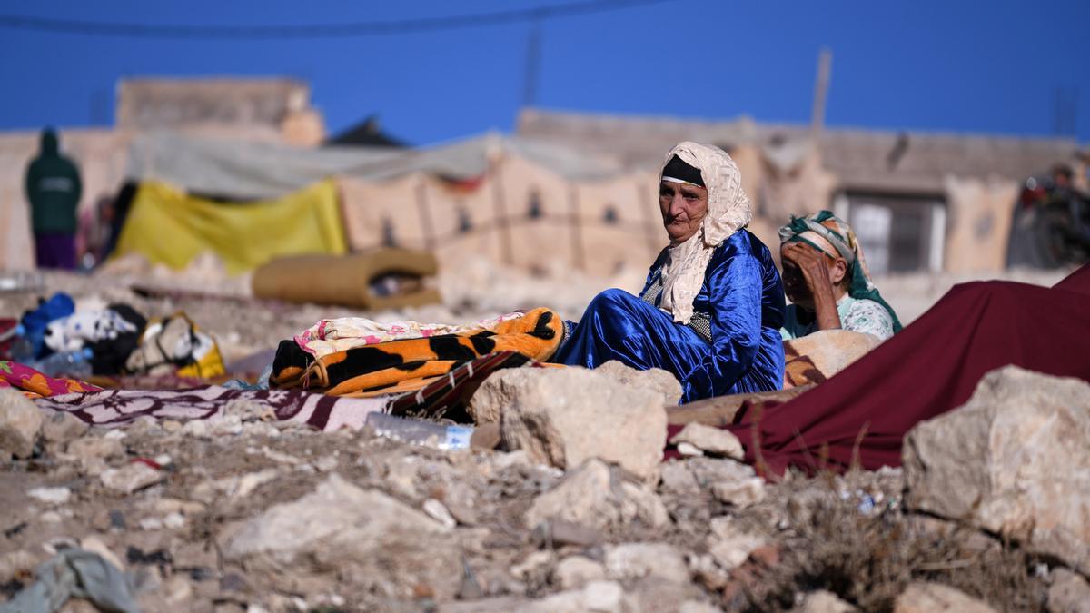 Una mujer llora sentada entre los escombros provocados por el terremoto, a 10 de septiembre de 2023, en Moulay Brahim, provincia de Al Haouz (Marruecos). Al menos 2.012 personas han muerto y otras 2.059 han resultado heridas, 1.404 en estado crítico, a ca