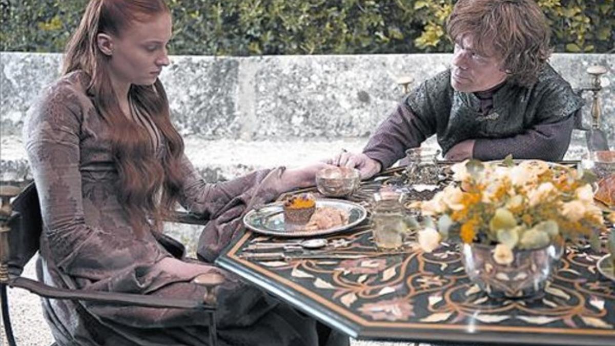 A la izquierda, Joffrey Baratheon (Jack Gleeson) y Margaery Tyrell (Natalie Dormer). Al lado, Sansa Stark (Sophie Turner) y su marido, Tyrion Lannister (Peter Dinklage).