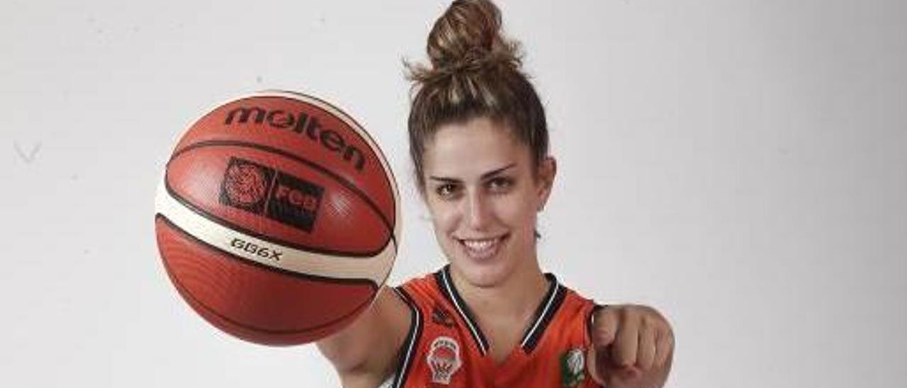 Irene Garí posa con la camiseta del Valencia Basket Femenino.