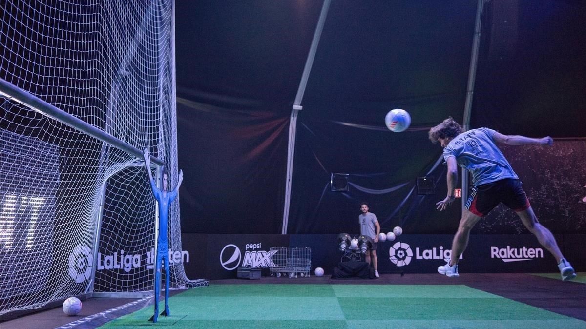 zentauroepp49133729 barcelona 19 07 2019 personas participando en el messi chall190726180853 zentauroepp49133729 barcelona 19 07 2019 personas participando en el messi chall190726180853