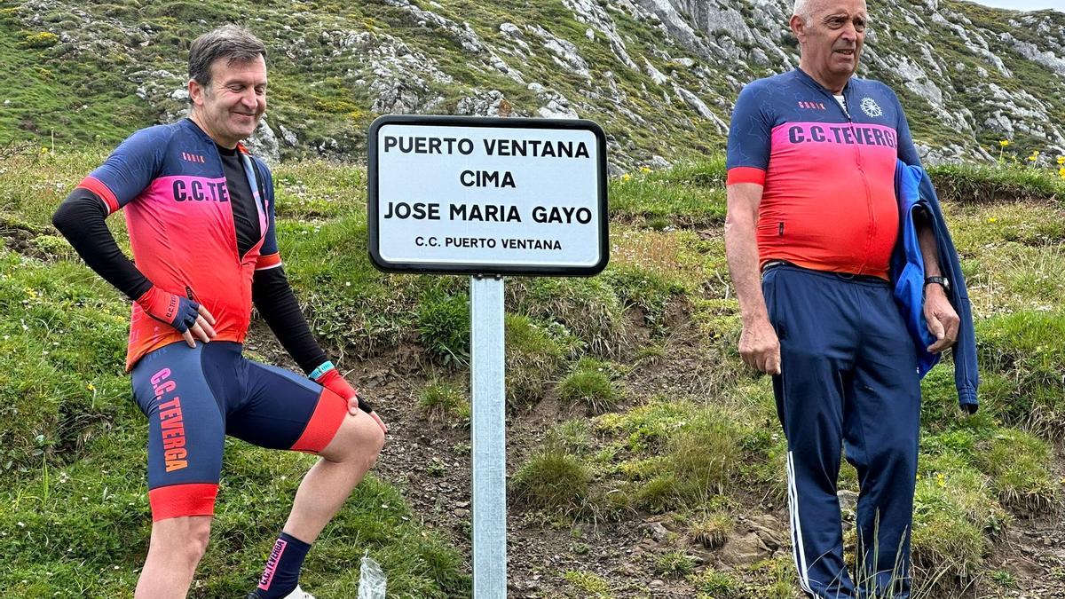 Abel Gayo y Pacho Alonso junto a la placa.