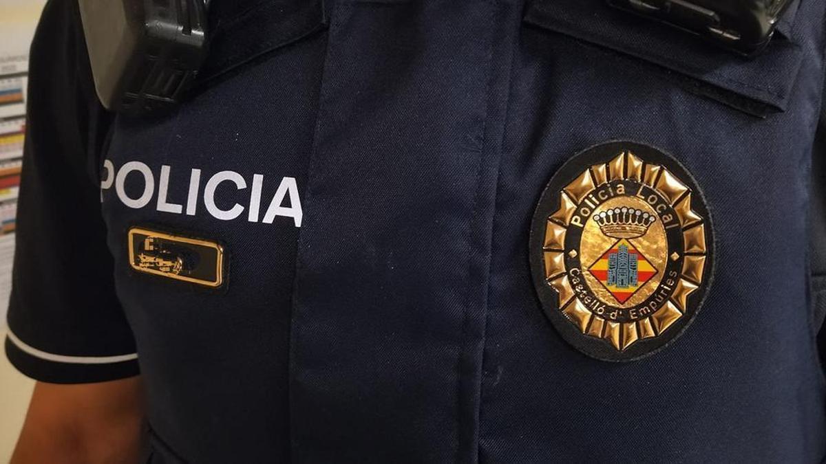 Un agent de la Policia Local de Castelló d'Empúries.