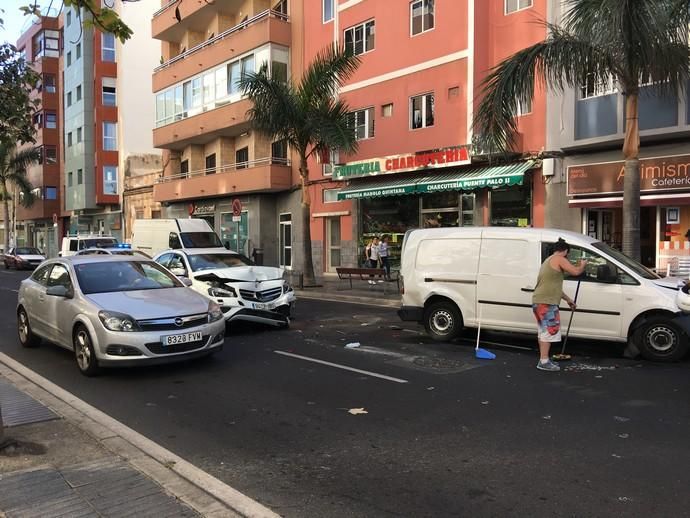 Accidente de tres vehículos en la calle Venegas