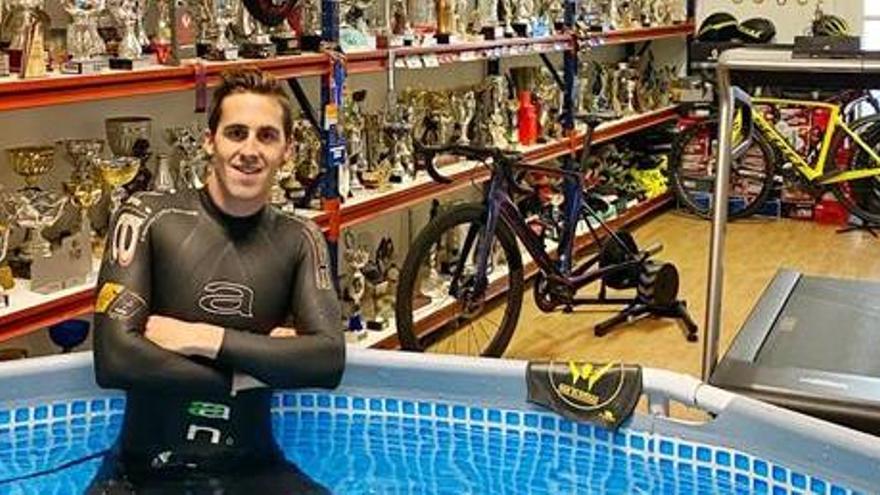 Nan Oliveras fent l&#039;Ironman al garatge de casa seva