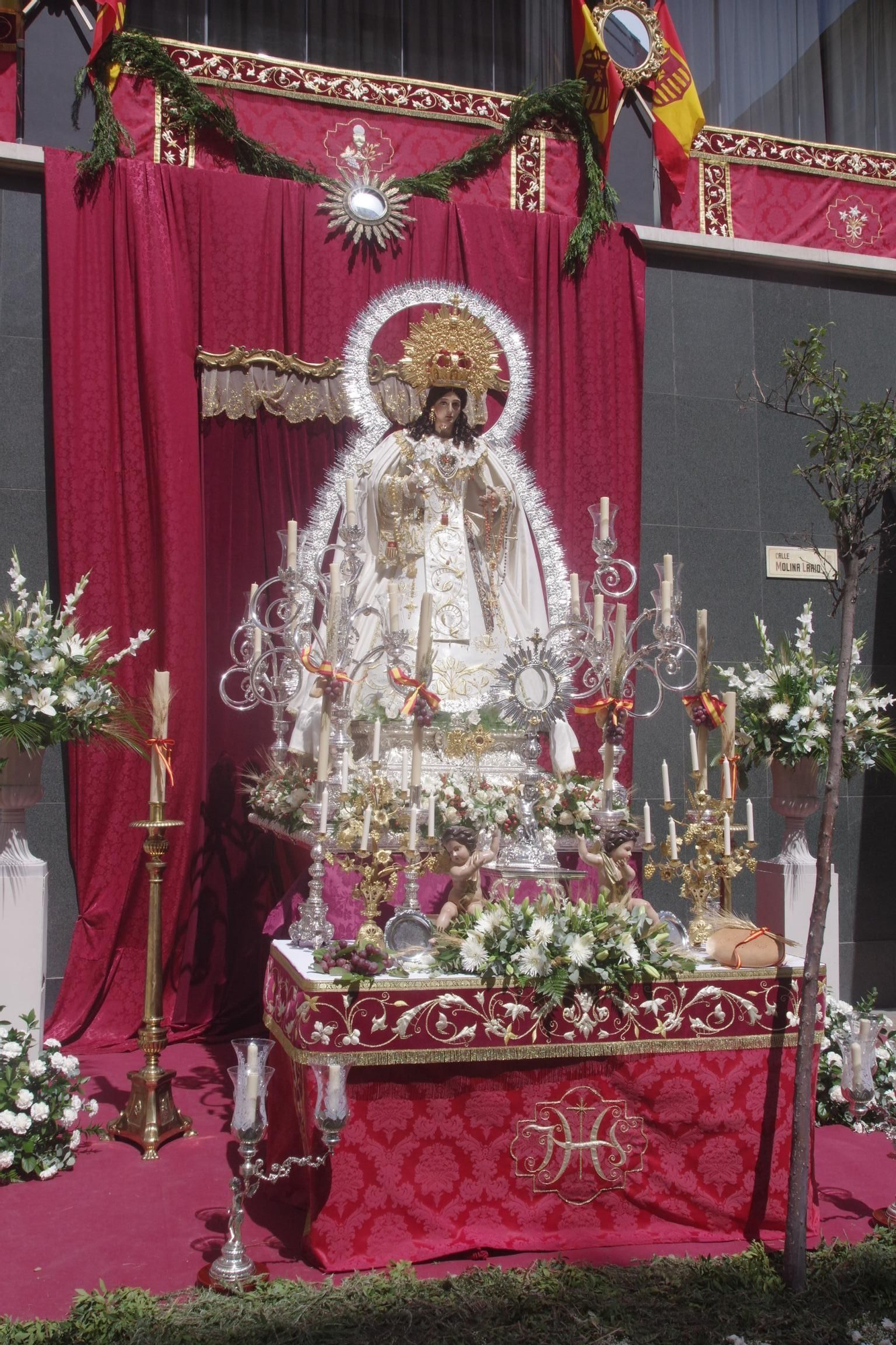 Altar montado con la Virgen de las Mercedes, de El Tarajal, para la procesión del Corpus de Málaga 2025.JPG