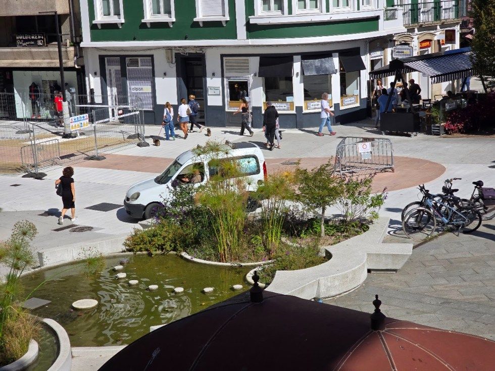La circulación rodada no cesa en las zonas peatonales de Vilagarcía, ni siquiera con el control policial ejercido.