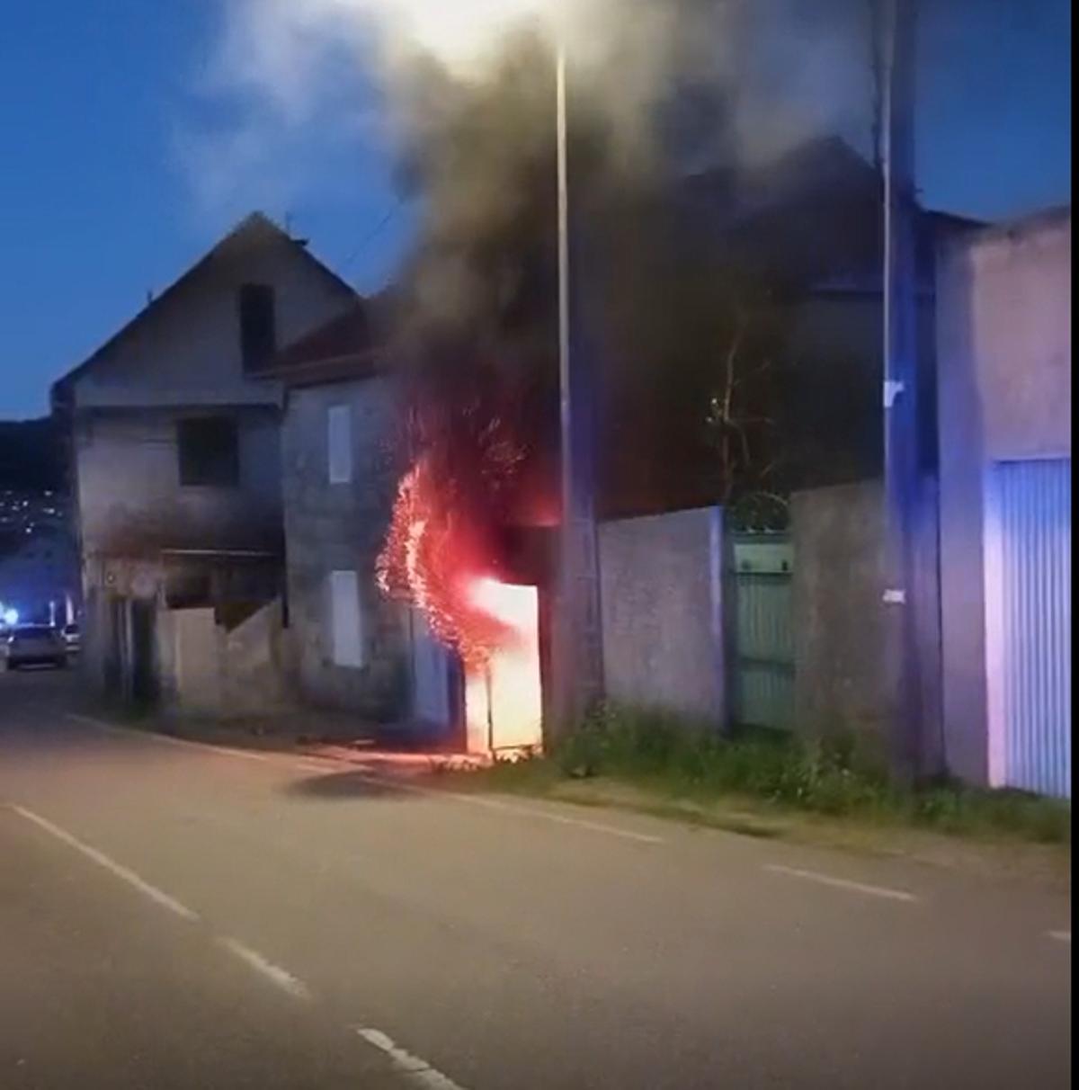 Las llamas que salian por el garaje.
