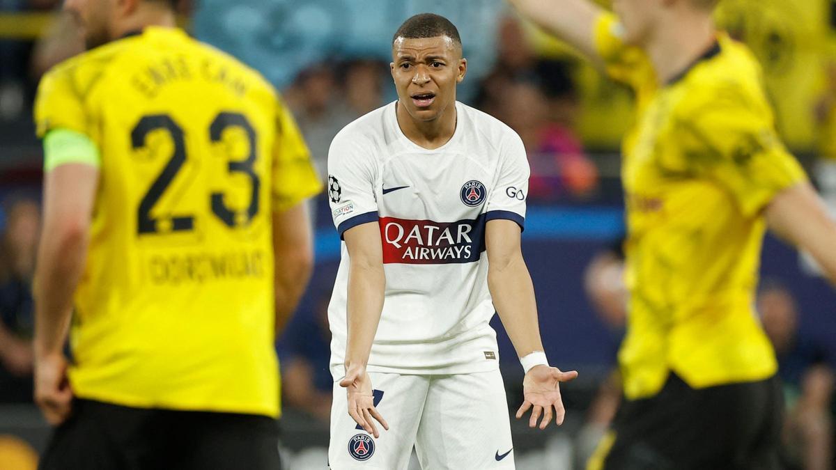 Mbappé se queja en una acción del Dortmund-Paris SG de la Champions.