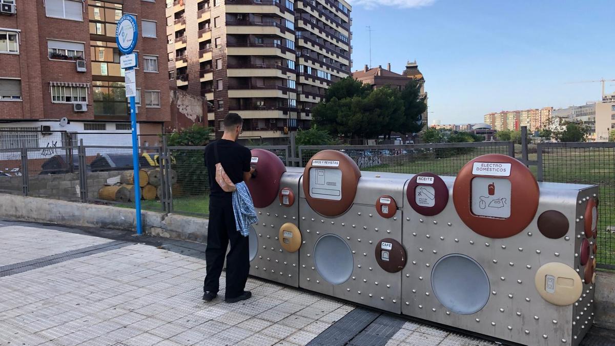 Un punto limpio de proximidad en Zaragoza, en una imagen de archivo.