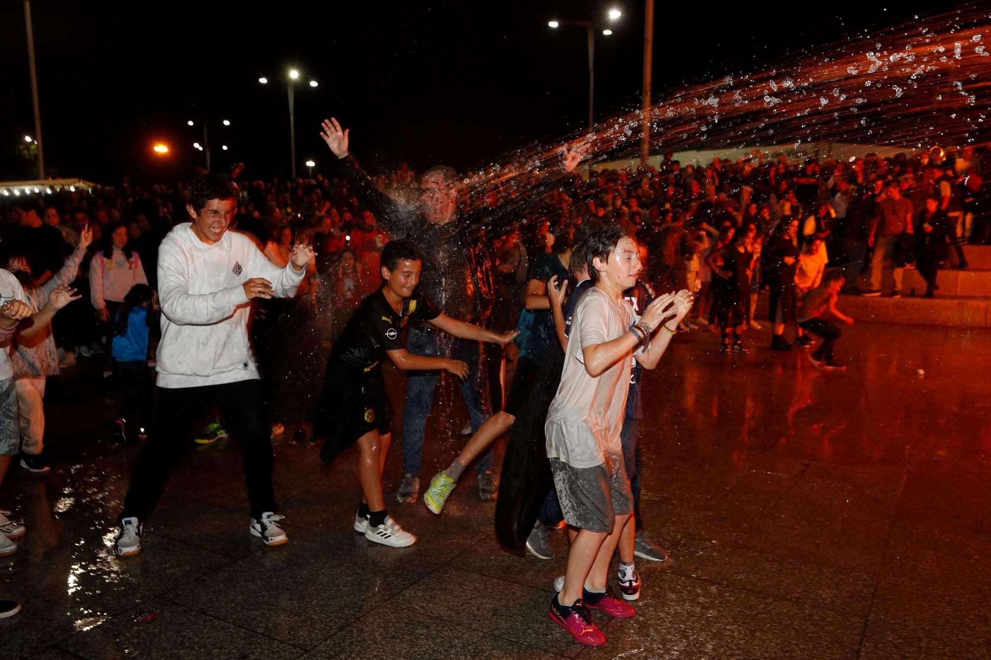 Miles de personas llenaron O Berbés durante la noche