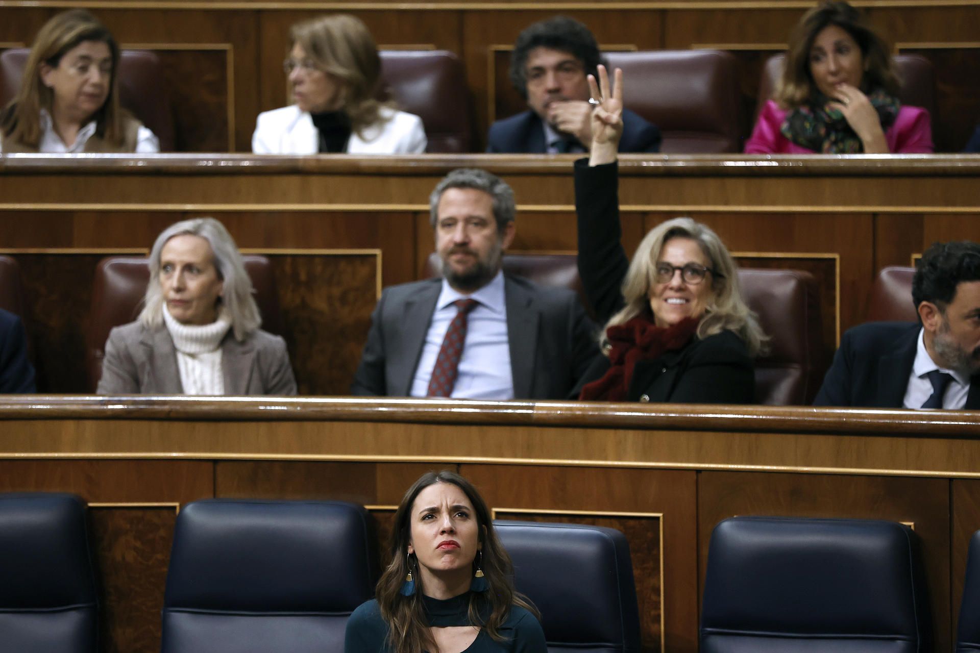 La ministra de Igualdad, Irene Montero, con la bancada popular detrás durante las votaciones de las enmiendas del proyecto de reforma de la ley del aborto en el pleno del Congreso de los Diputados.