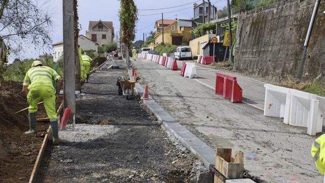 Trabajadores de la adjudicataria preparan una zona para la habilitación de aceras.