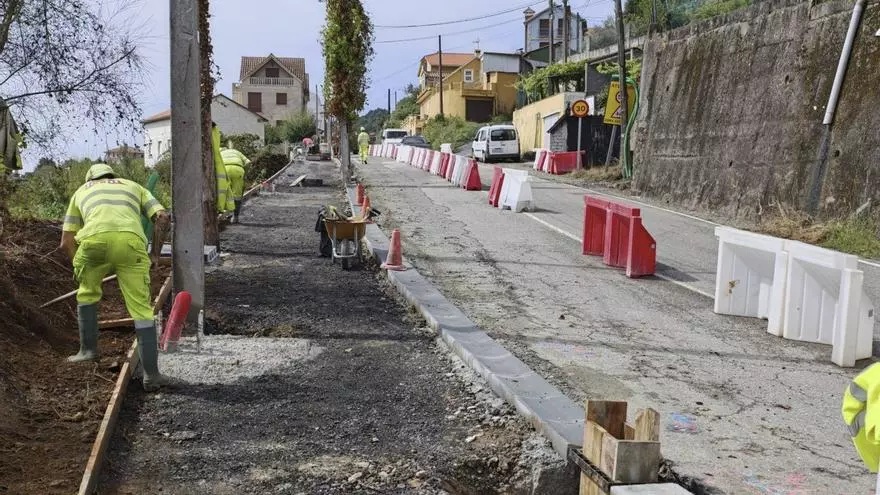 La mejora de la carretera de A Madalena, en Cangas,  entra en su recta final con la dotación de aceras