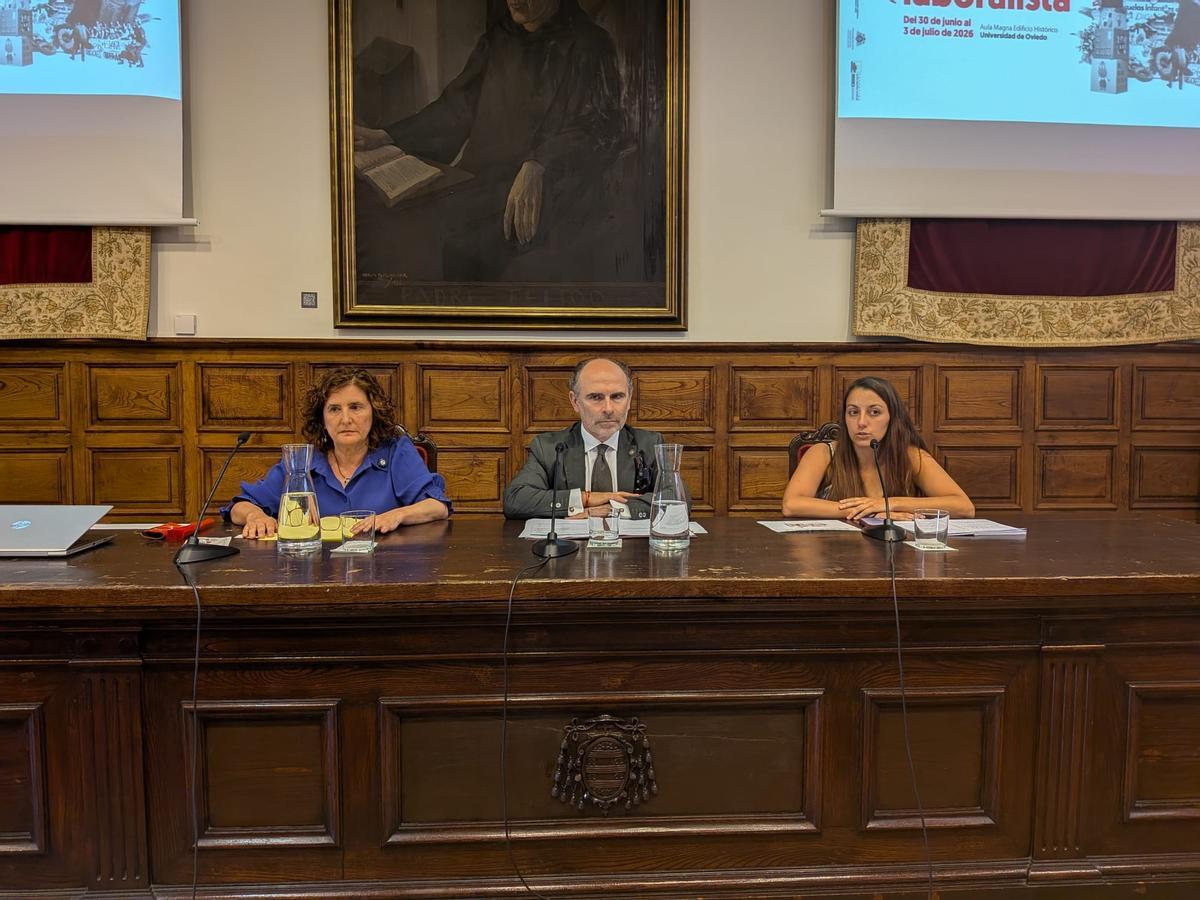 Ignacio Villaverde en el centro junto con Beatriz González y Marte Fernández a la izquierda y derecha, respectivamente.