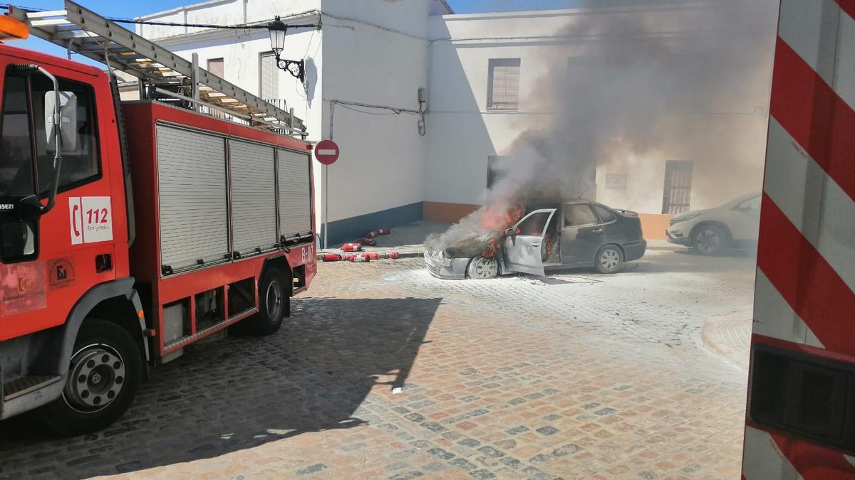 Los bomberos sofocan el incendio de un coche en Fuente Obejuna.