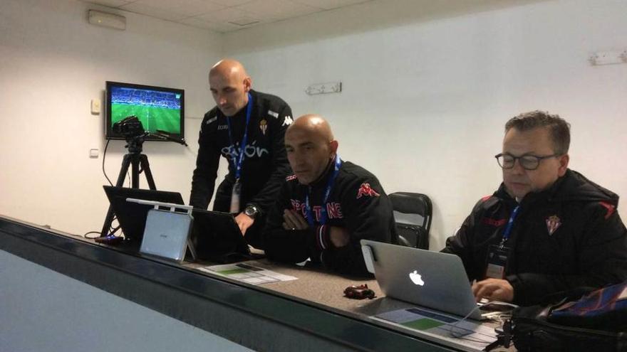 Abelardo, entre Marco Canal y Leli Rubiera, siguiendo el partido desde uno de los palcos de La Rosaleda.